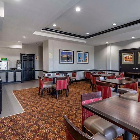 Quality Inn & Suites I-35 E-Walnut Hill Далас Екстериор снимка