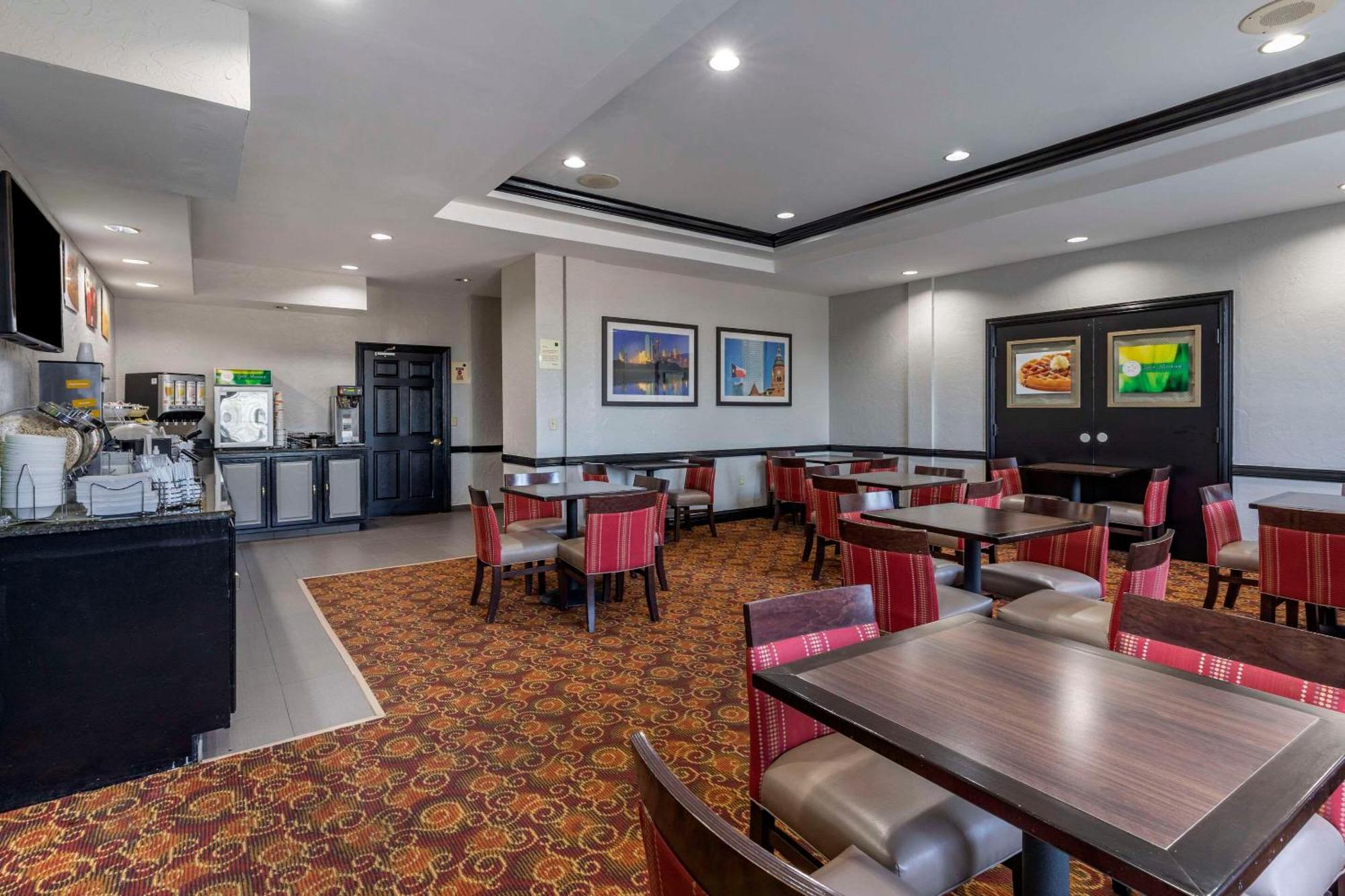 Quality Inn & Suites I-35 E-Walnut Hill Далас Екстериор снимка