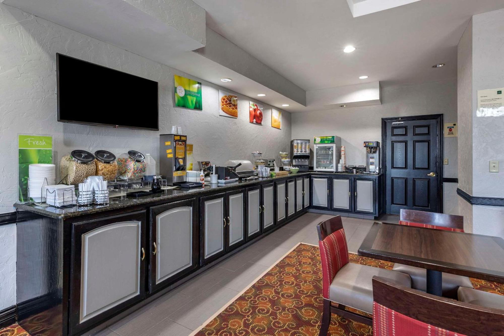 Quality Inn & Suites I-35 E-Walnut Hill Далас Екстериор снимка