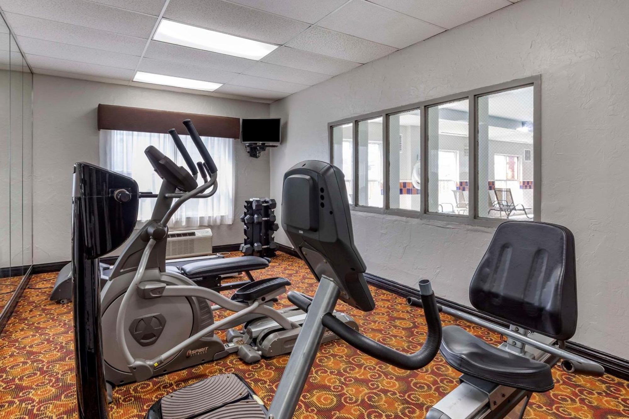 Quality Inn & Suites I-35 E-Walnut Hill Далас Екстериор снимка