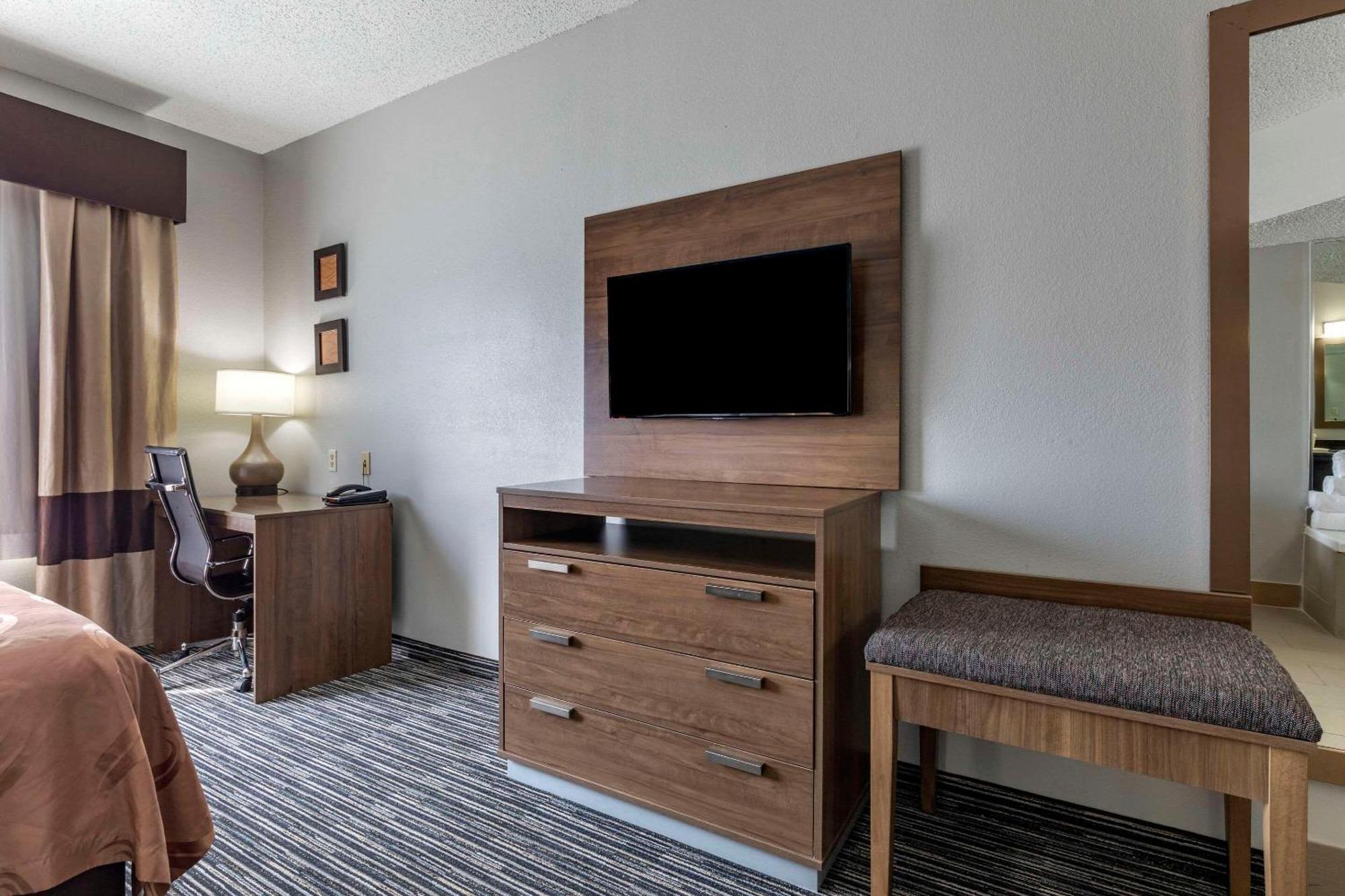 Quality Inn & Suites I-35 E-Walnut Hill Далас Екстериор снимка