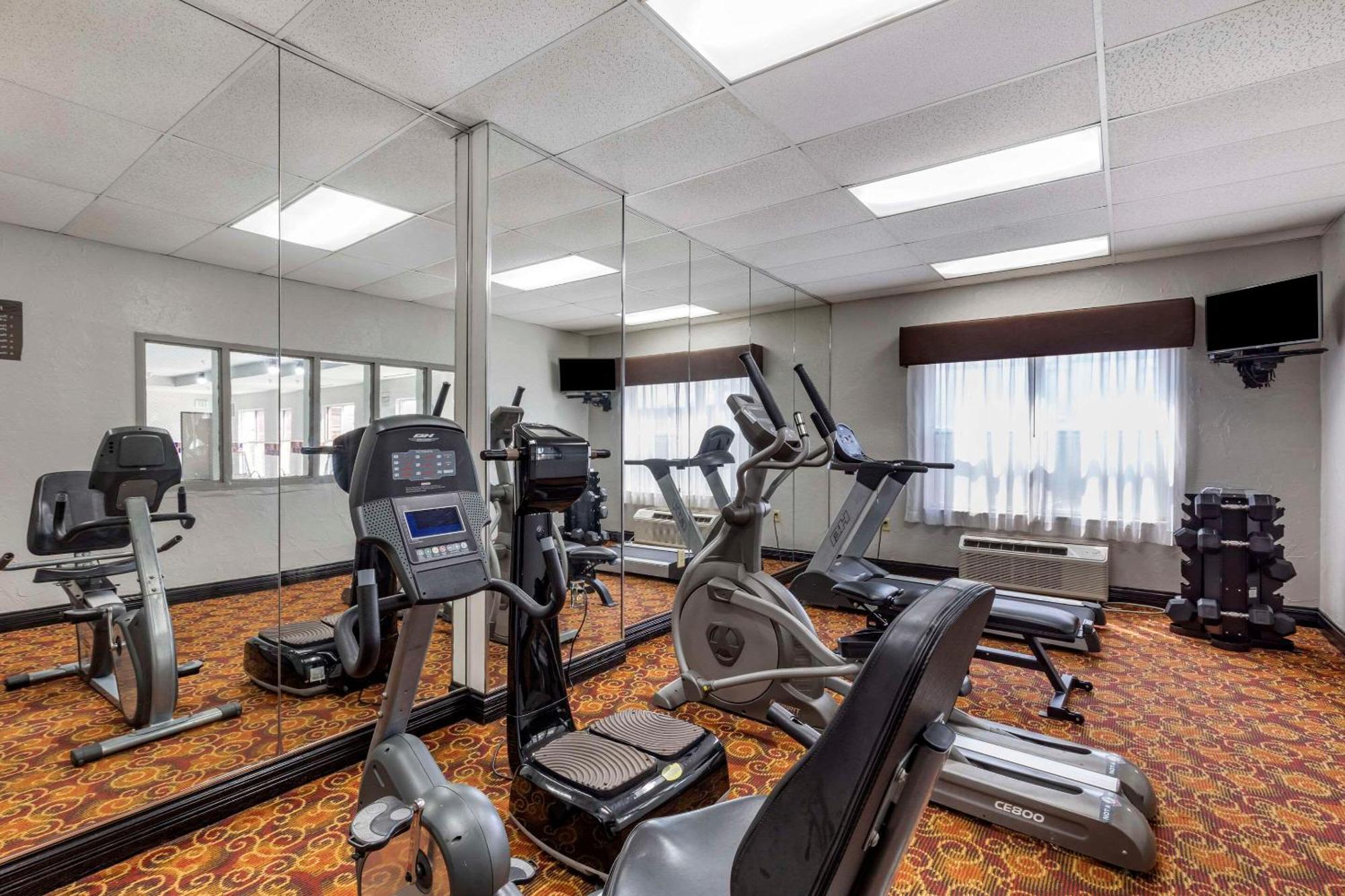 Quality Inn & Suites I-35 E-Walnut Hill Далас Екстериор снимка
