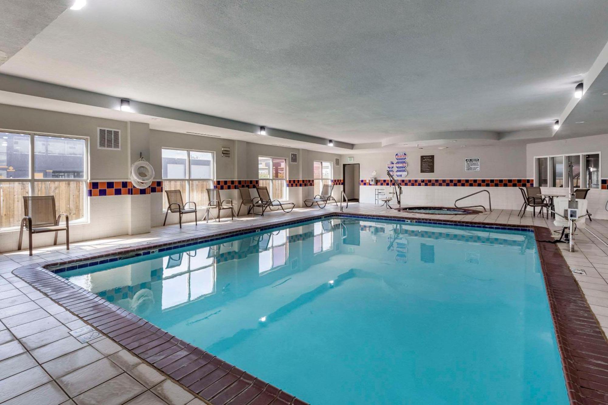 Quality Inn & Suites I-35 E-Walnut Hill Далас Екстериор снимка