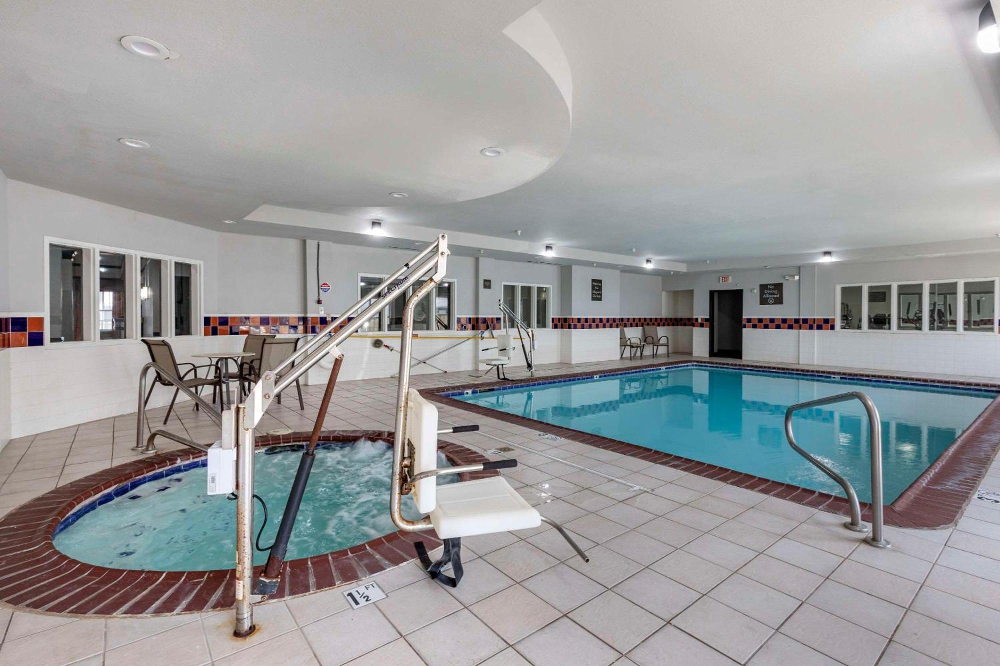 Quality Inn & Suites I-35 E-Walnut Hill Далас Екстериор снимка