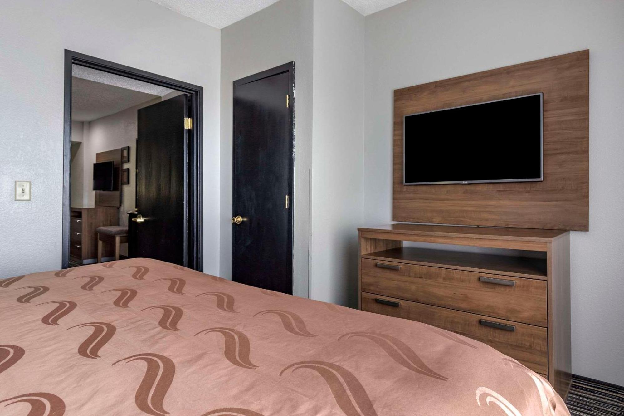 Quality Inn & Suites I-35 E-Walnut Hill Далас Екстериор снимка