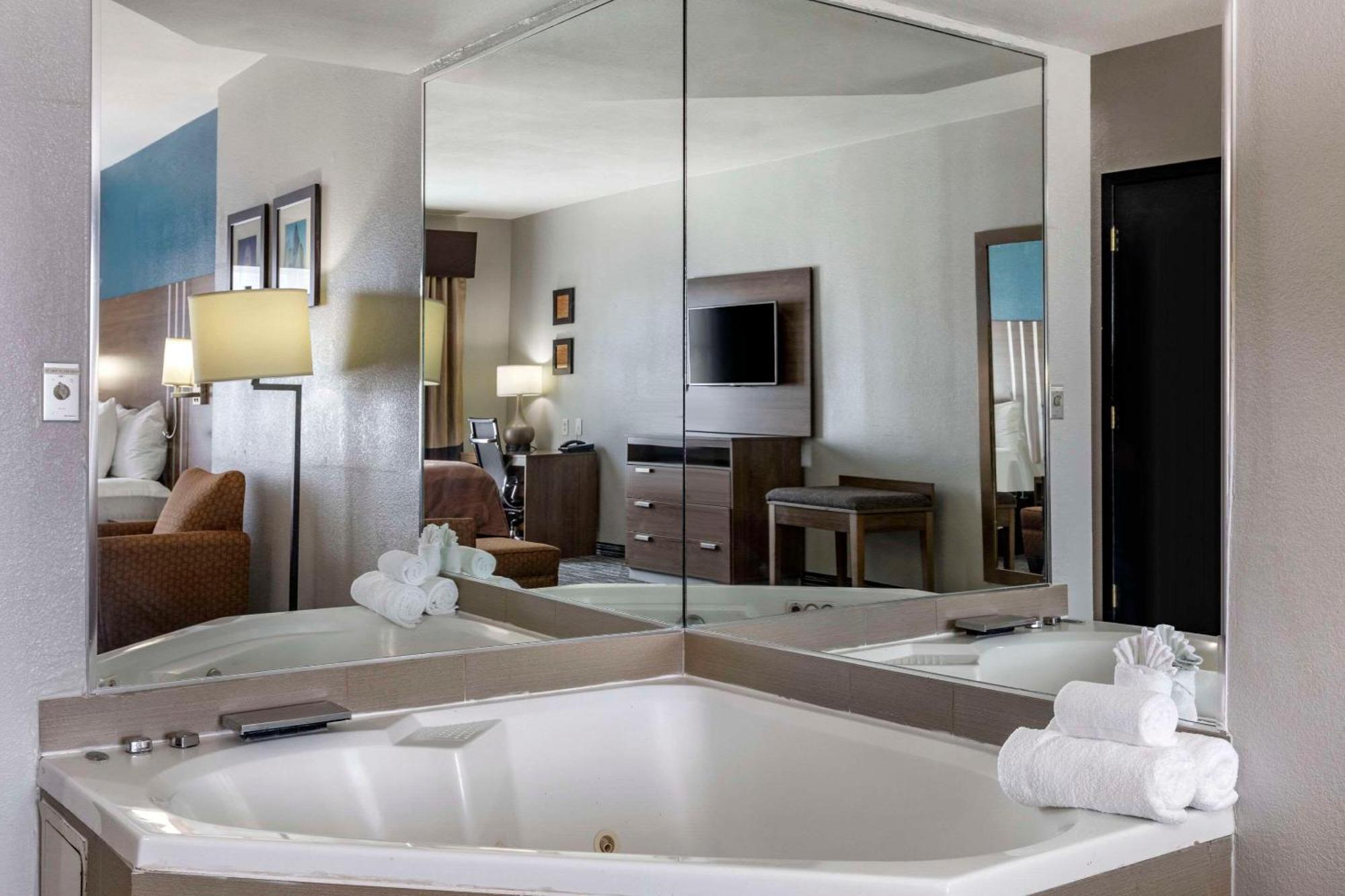 Quality Inn & Suites I-35 E-Walnut Hill Далас Екстериор снимка