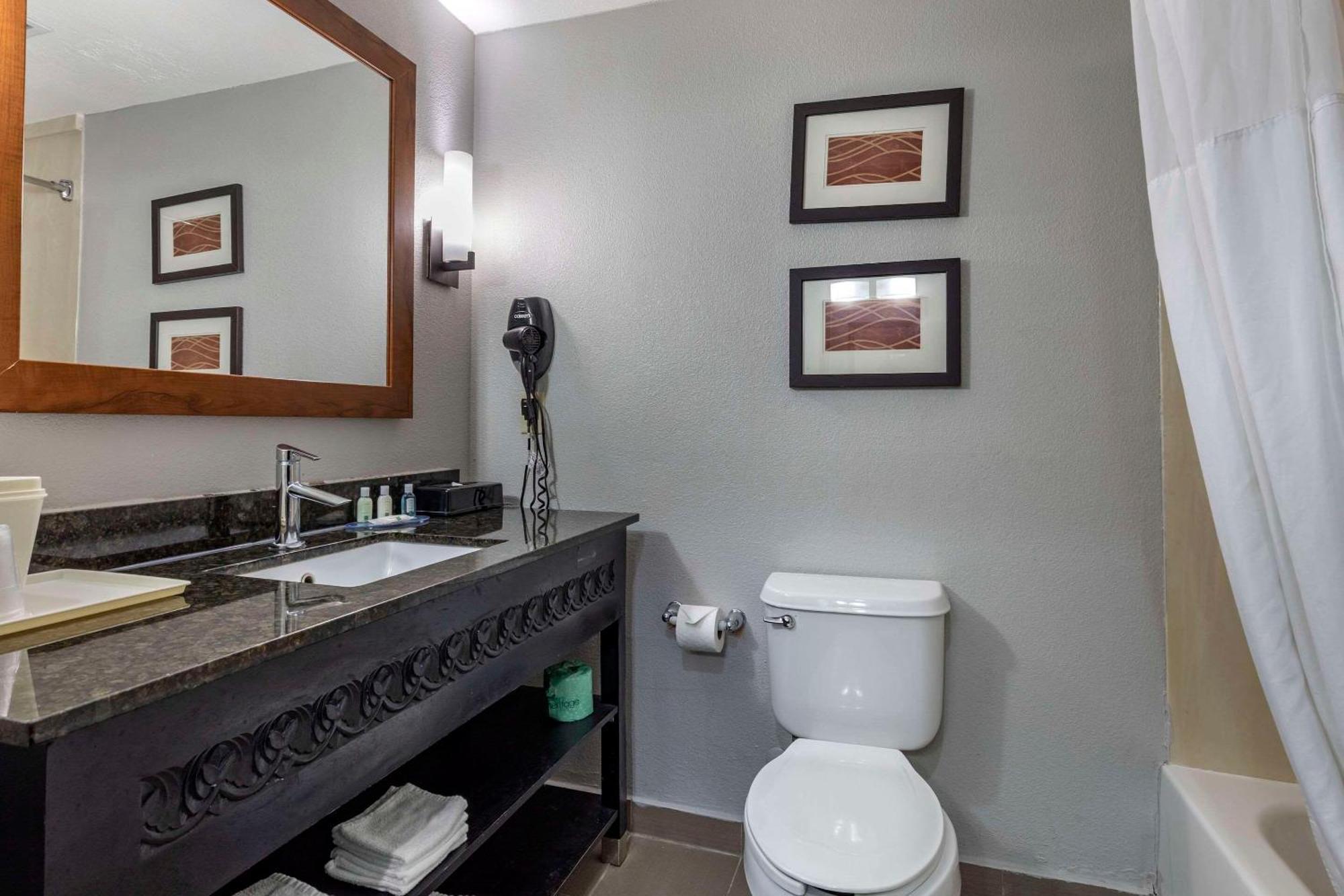 Quality Inn & Suites I-35 E-Walnut Hill Далас Екстериор снимка