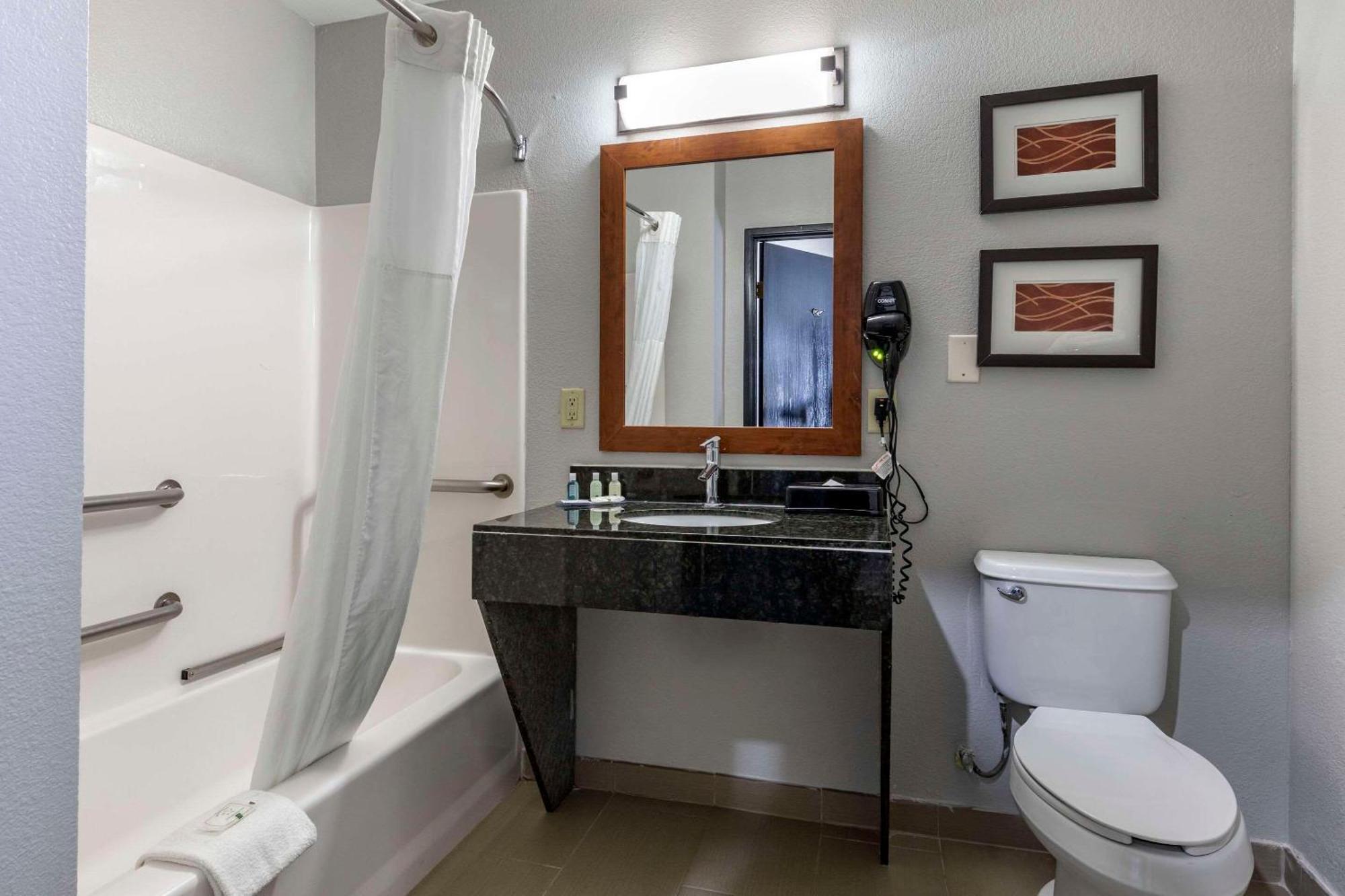 Quality Inn & Suites I-35 E-Walnut Hill Далас Екстериор снимка