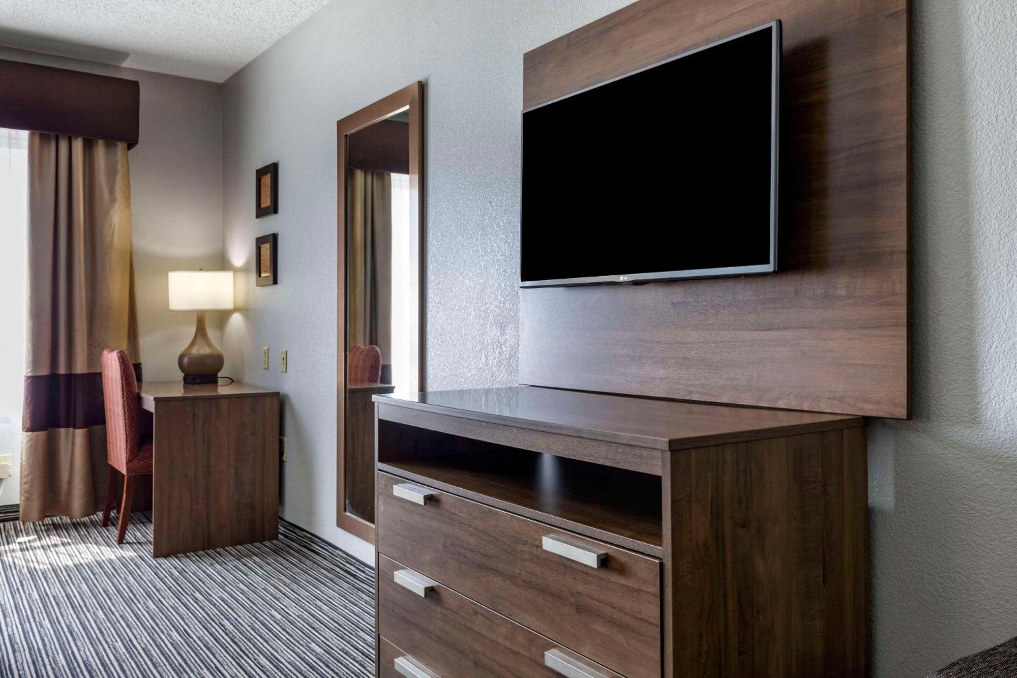 Quality Inn & Suites I-35 E-Walnut Hill Далас Екстериор снимка