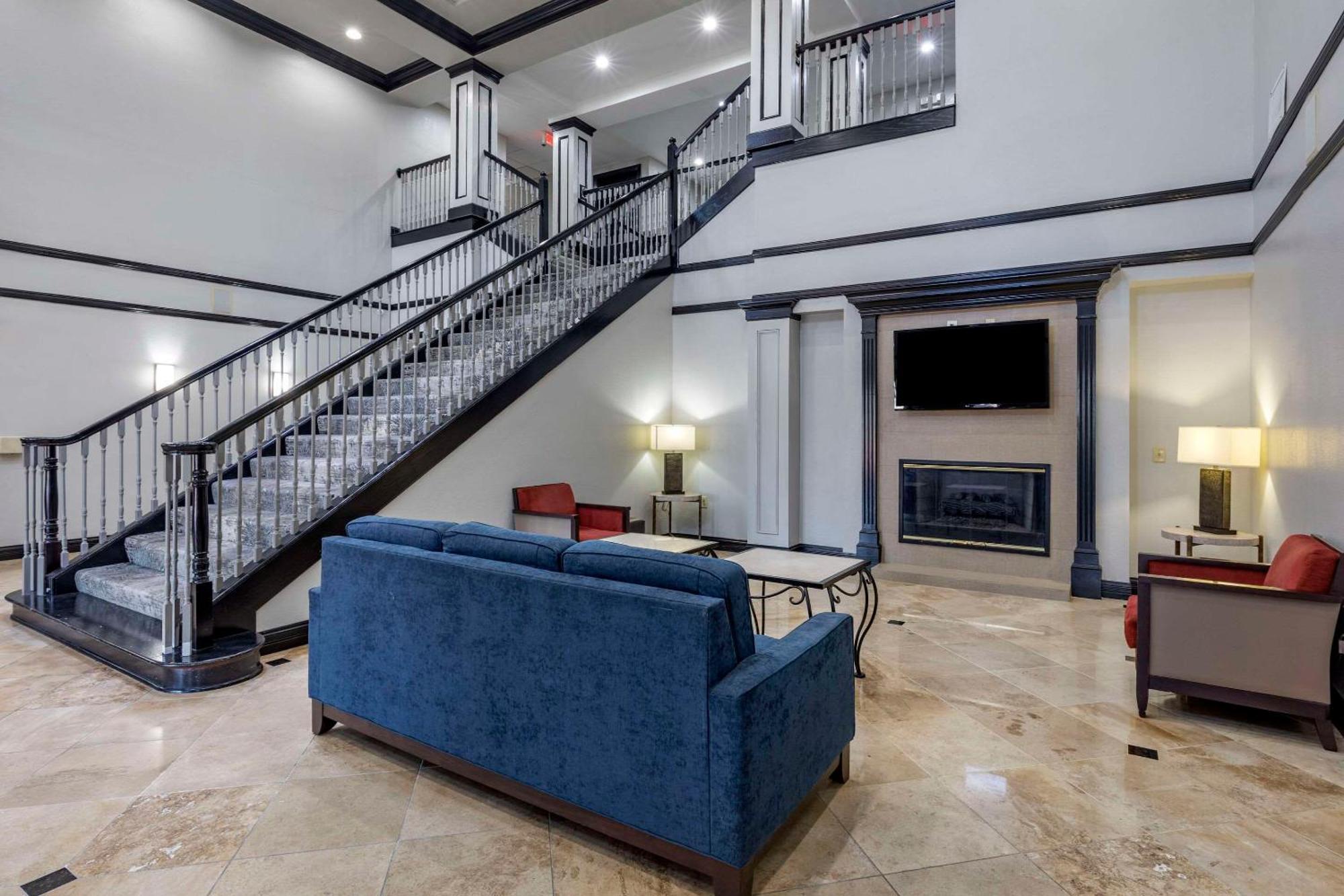 Quality Inn & Suites I-35 E-Walnut Hill Далас Екстериор снимка