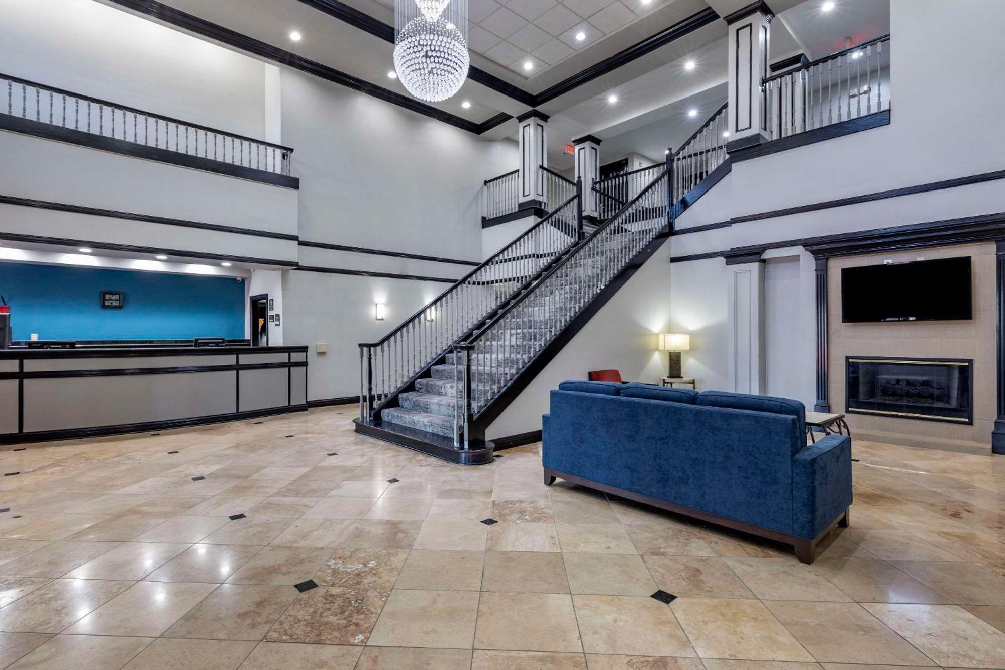 Quality Inn & Suites I-35 E-Walnut Hill Далас Екстериор снимка