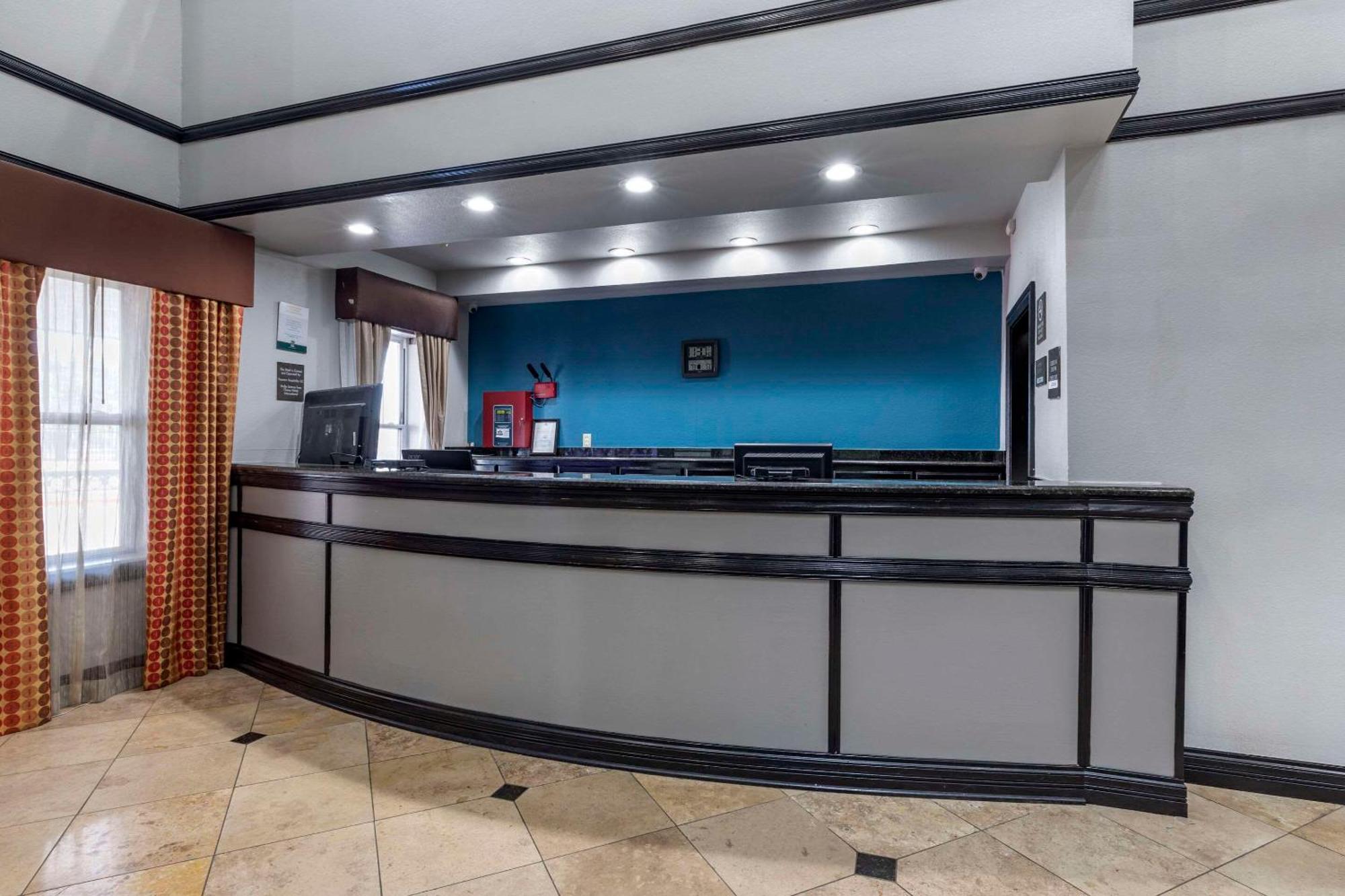 Quality Inn & Suites I-35 E-Walnut Hill Далас Екстериор снимка
