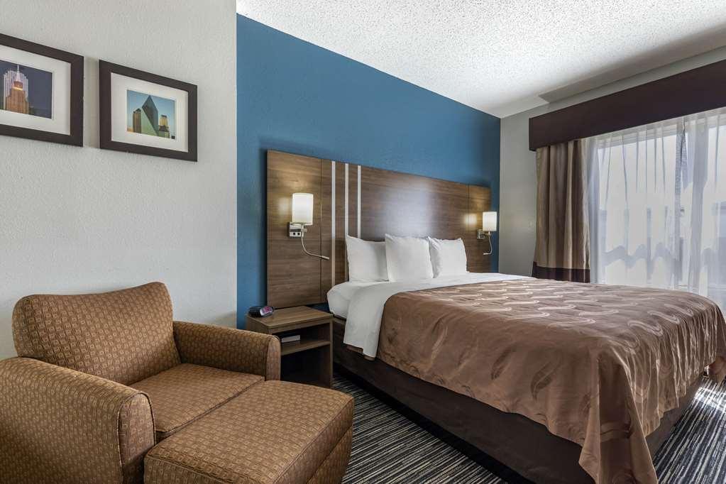 Quality Inn & Suites I-35 E-Walnut Hill Далас Стая снимка